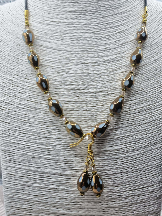 WHITE AND GOLD NECKLACE
