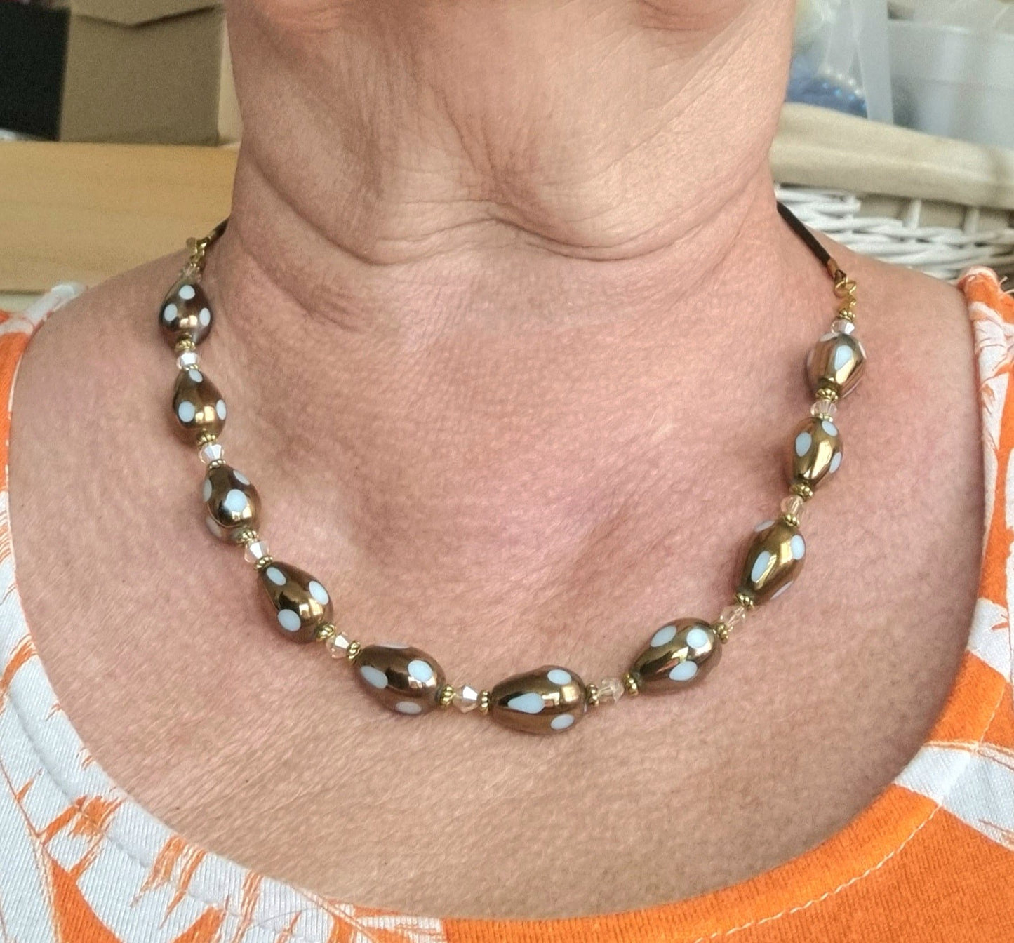 WHITE AND GOLD NECKLACE